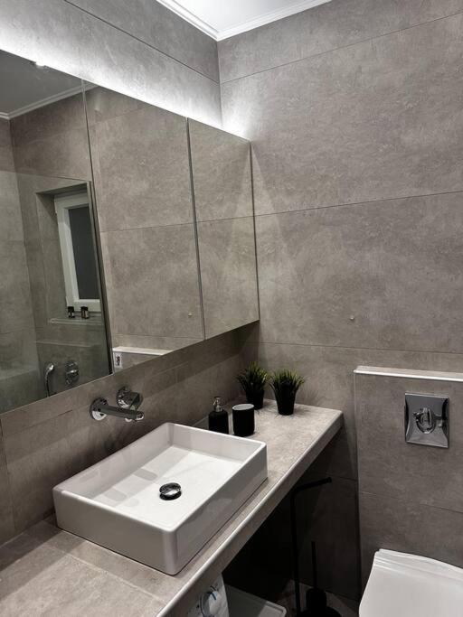 Elite With Private Parking Apartment *